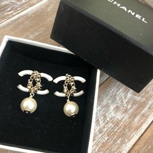 CHANEL White and Gold CC Logo Pearl Drop Earrings